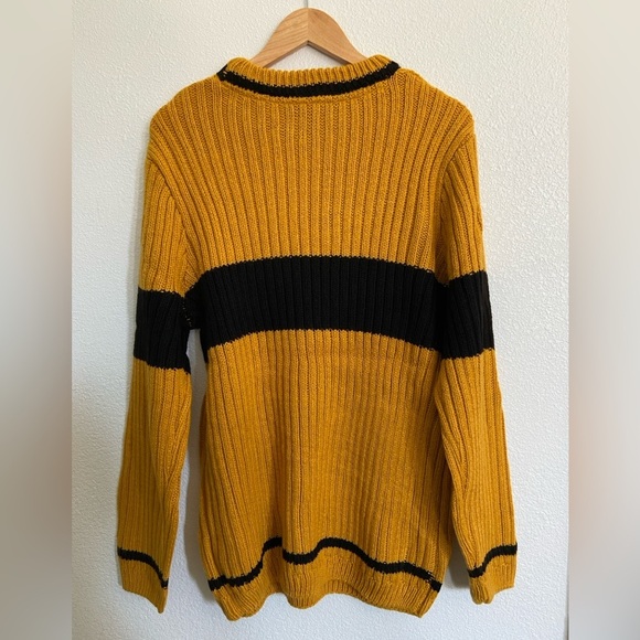 Harry Potter collection Warner bros Hufflepuff Qudditch crewneck sweater - Picture 2 of 7
